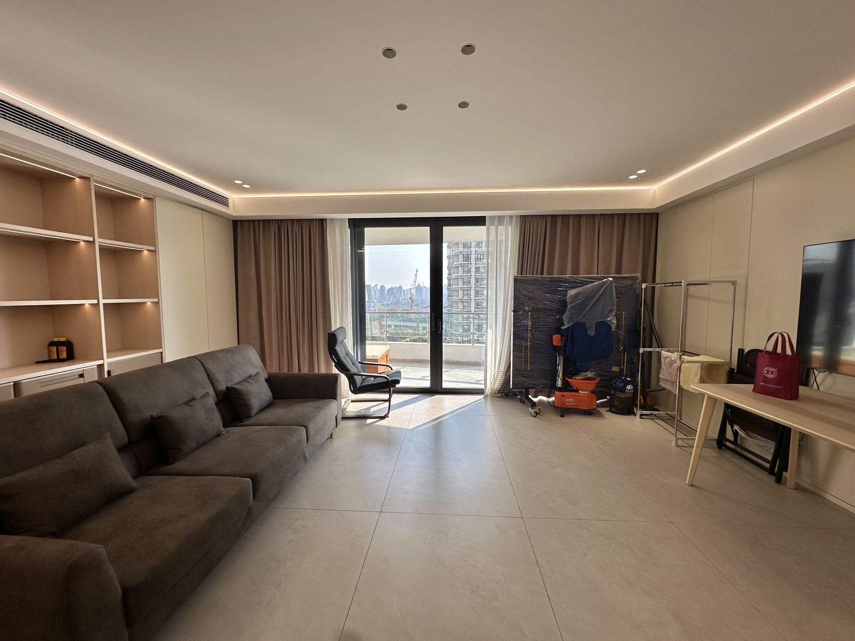top-of-city-jingan-224-sqm-4-bed-3-bath-maids-room-floor-heating-parking-shanghai-rentals (1) Building king unit at Top of City with 2M RMB renovation. 224 sqm, 4 beds + maid's, lake view balcony, one-unit-per-floor elevator, underground parking. 45,000 RMB/month.