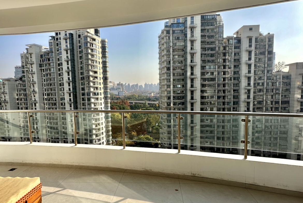 Building king unit at Top of City with 2M RMB renovation. 224 sqm, 4 beds + maid's, lake view balcony, one-unit-per-floor elevator, underground parking. 45,000 RMB/month.