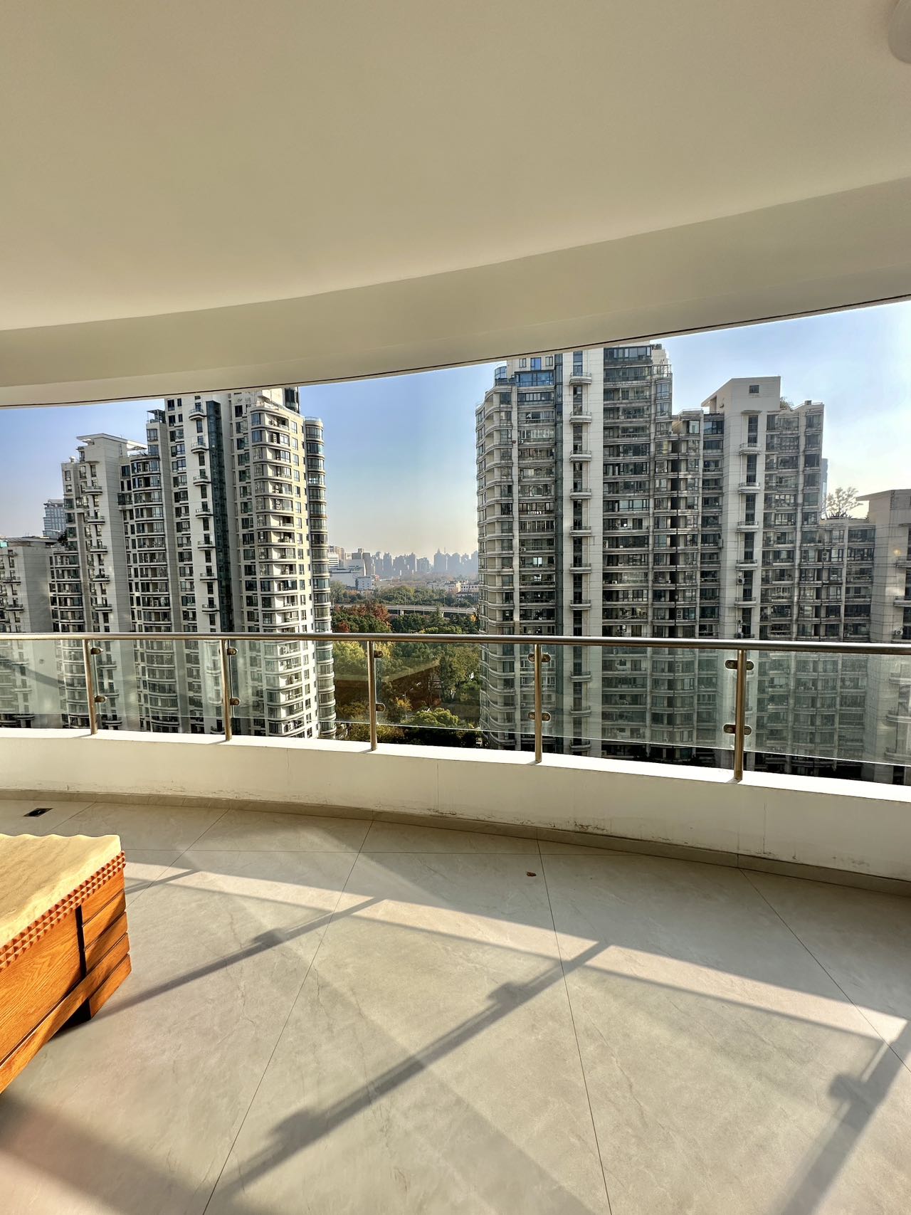 top-of-city-jingan-224-sqm-4-bed-3-bath-maids-room-floor-heating-parking-shanghai-rentals (2) Building king unit at Top of City with 2M RMB renovation. 224 sqm, 4 beds + maid's, lake view balcony, one-unit-per-floor elevator, underground parking. 45,000 RMB/month.