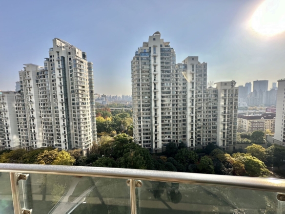 Building king unit at Top of City with 2M RMB renovation. 224 sqm, 4 beds + maid's, lake view balcony, one-unit-per-floor elevator, underground parking. 45,000 RMB/month.
