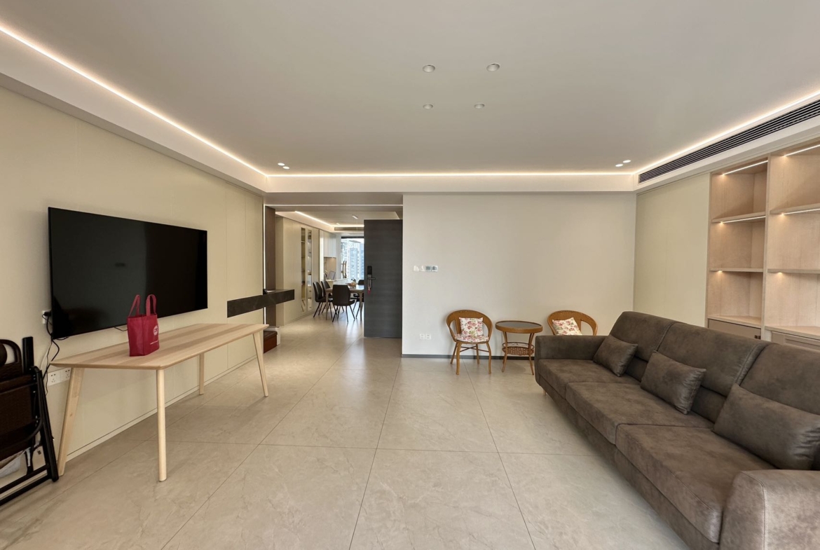 Building king unit at Top of City with 2M RMB renovation. 224 sqm, 4 beds + maid's, lake view balcony, one-unit-per-floor elevator, underground parking. 45,000 RMB/month.