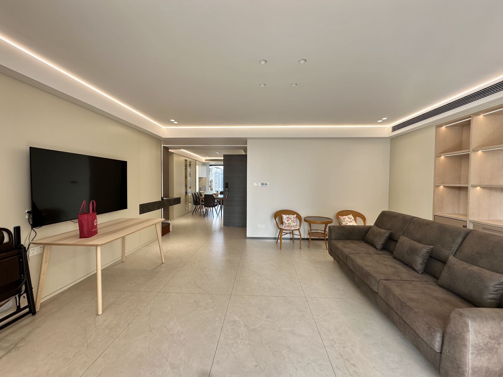 top-of-city-jingan-224-sqm-4-bed-3-bath-maids-room-floor-heating-parking-shanghai-rentals (4) Building king unit at Top of City with 2M RMB renovation. 224 sqm, 4 beds + maid's, lake view balcony, one-unit-per-floor elevator, underground parking. 45,000 RMB/month.