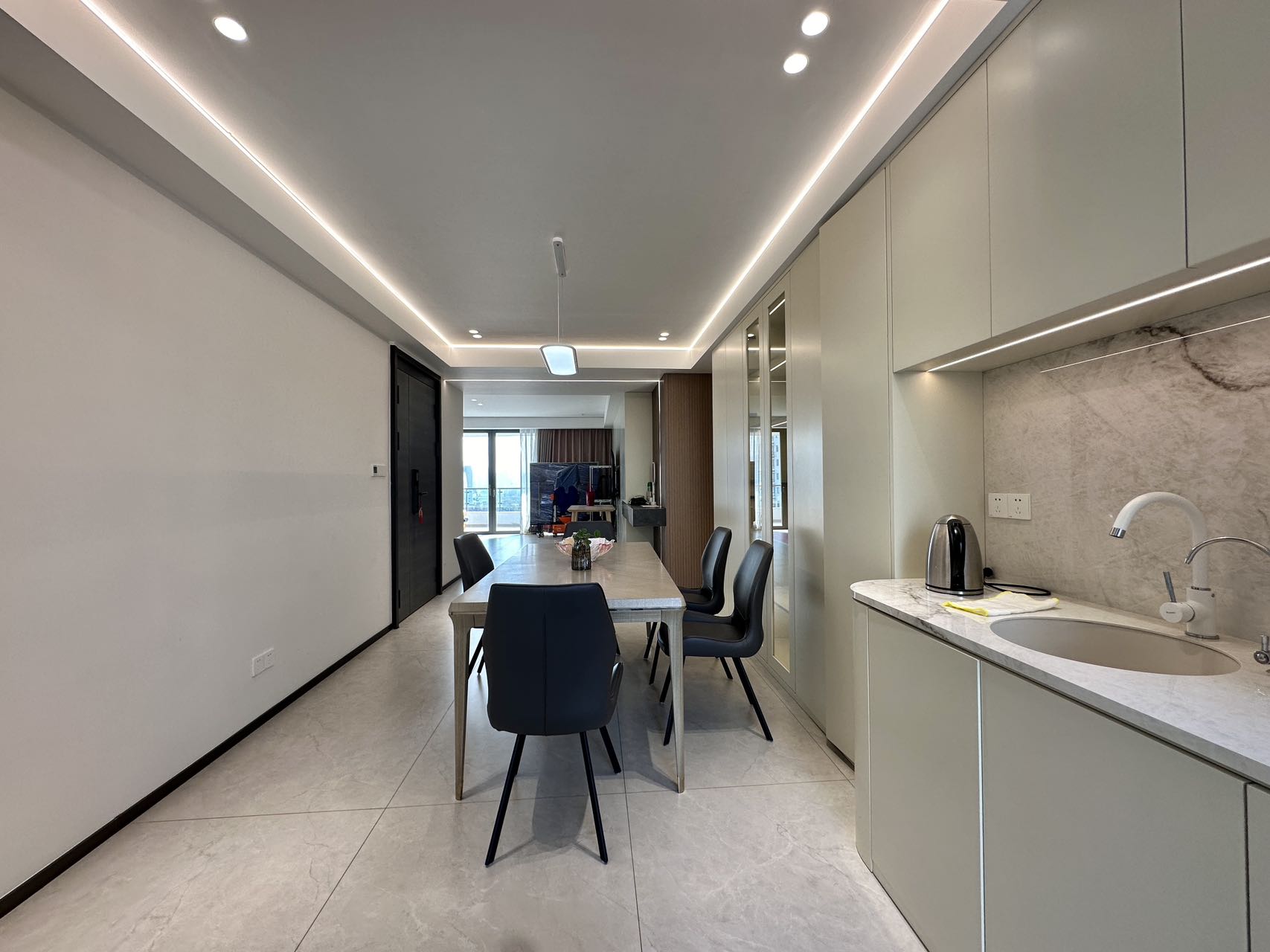top-of-city-jingan-224-sqm-4-bed-3-bath-maids-room-floor-heating-parking-shanghai-rentals (5) Building king unit at Top of City with 2M RMB renovation. 224 sqm, 4 beds + maid's, lake view balcony, one-unit-per-floor elevator, underground parking. 45,000 RMB/month.