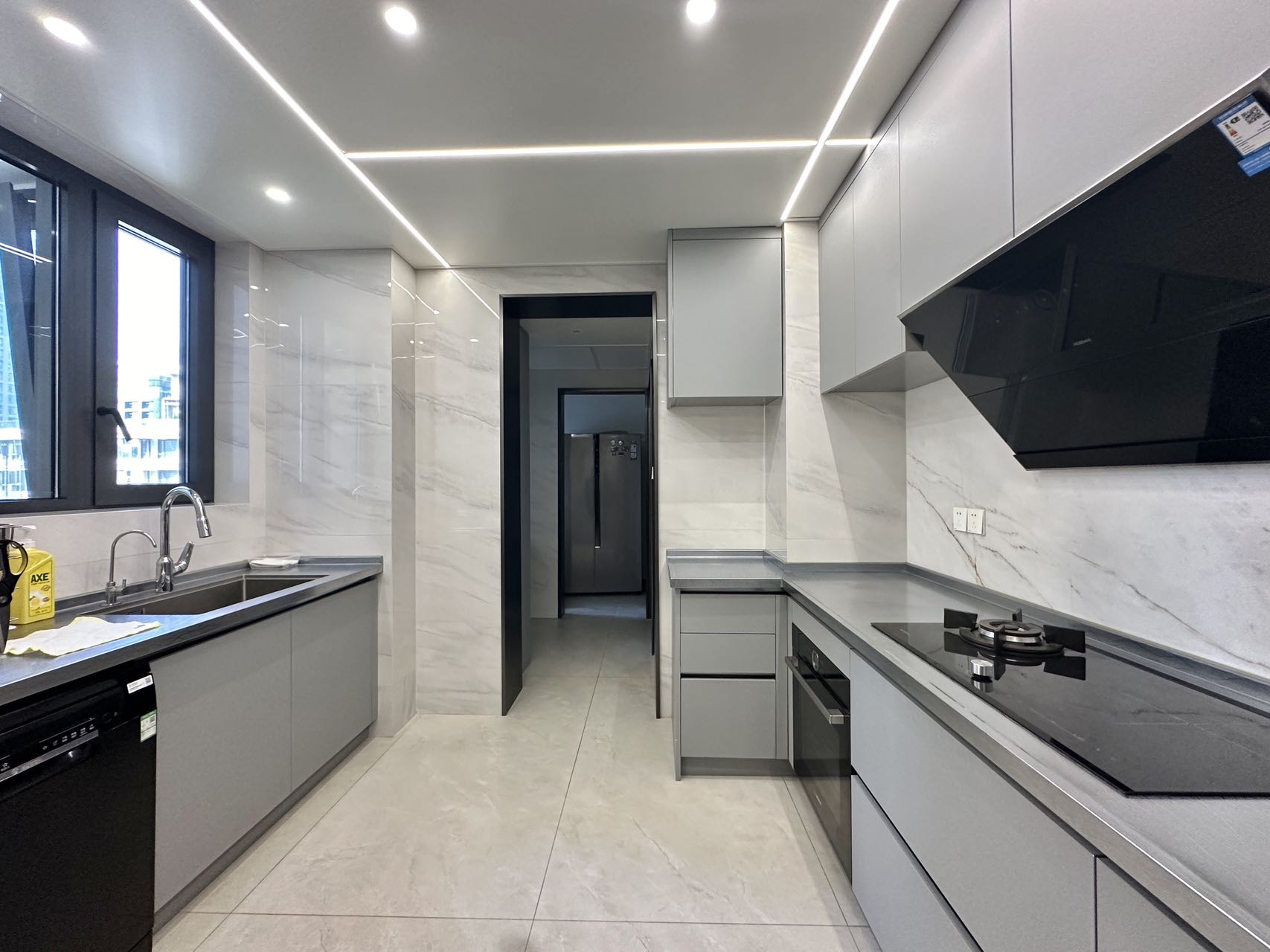 top-of-city-jingan-224-sqm-4-bed-3-bath-maids-room-floor-heating-parking-shanghai-rentals (6) Building king unit at Top of City with 2M RMB renovation. 224 sqm, 4 beds + maid's, lake view balcony, one-unit-per-floor elevator, underground parking. 45,000 RMB/month.