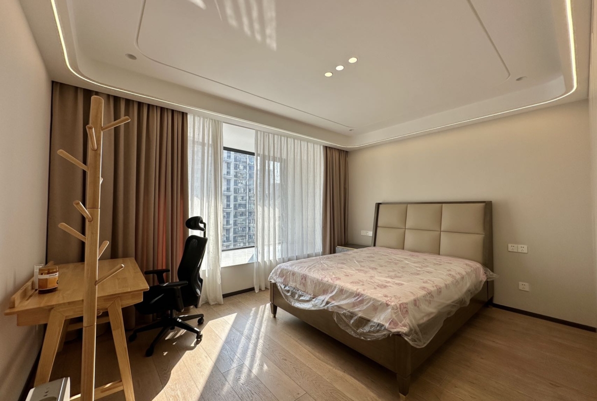 Building king unit at Top of City with 2M RMB renovation. 224 sqm, 4 beds + maid's, lake view balcony, one-unit-per-floor elevator, underground parking. 45,000 RMB/month.
