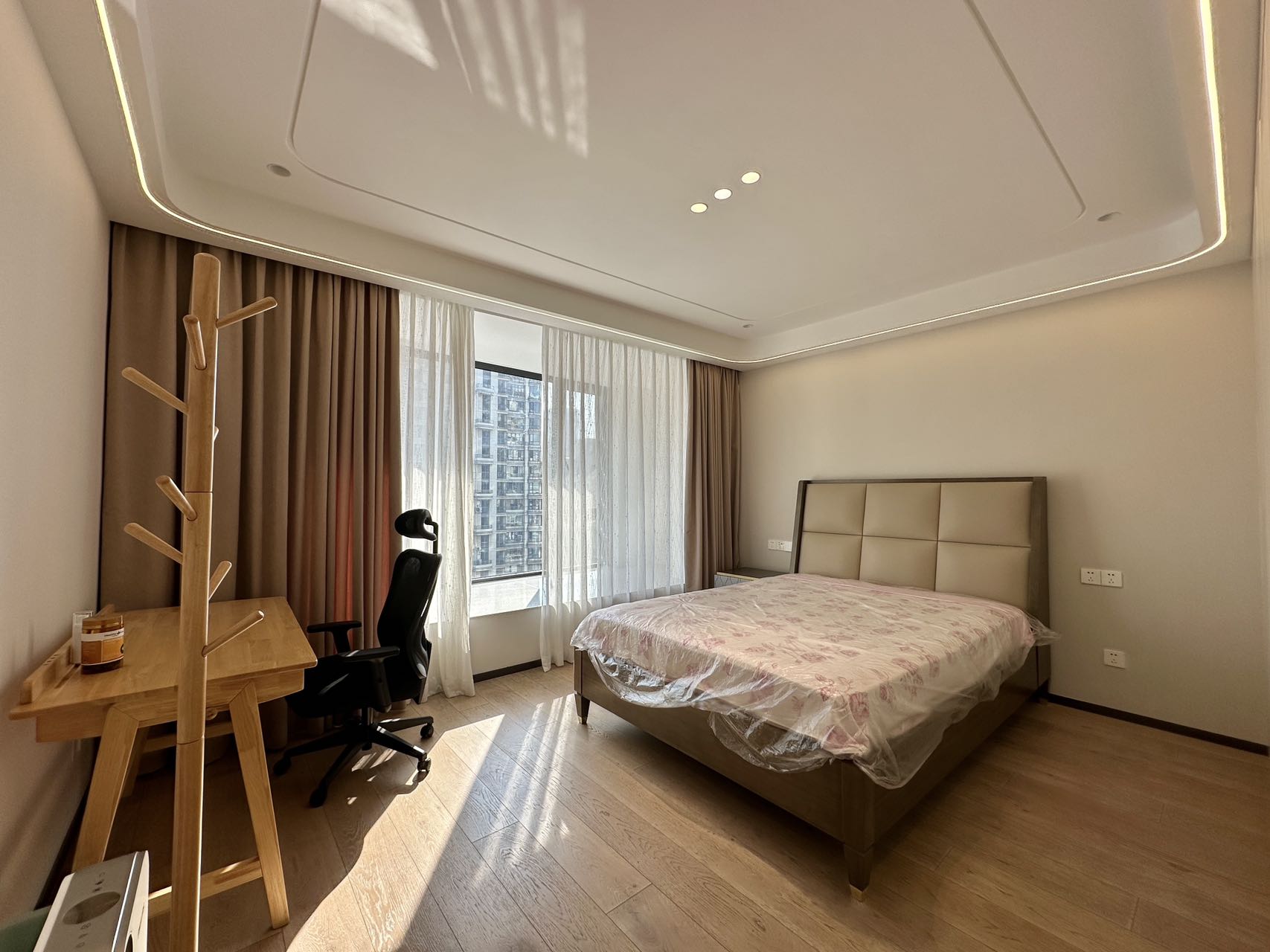 top-of-city-jingan-224-sqm-4-bed-3-bath-maids-room-floor-heating-parking-shanghai-rentals (7) Building king unit at Top of City with 2M RMB renovation. 224 sqm, 4 beds + maid's, lake view balcony, one-unit-per-floor elevator, underground parking. 45,000 RMB/month.