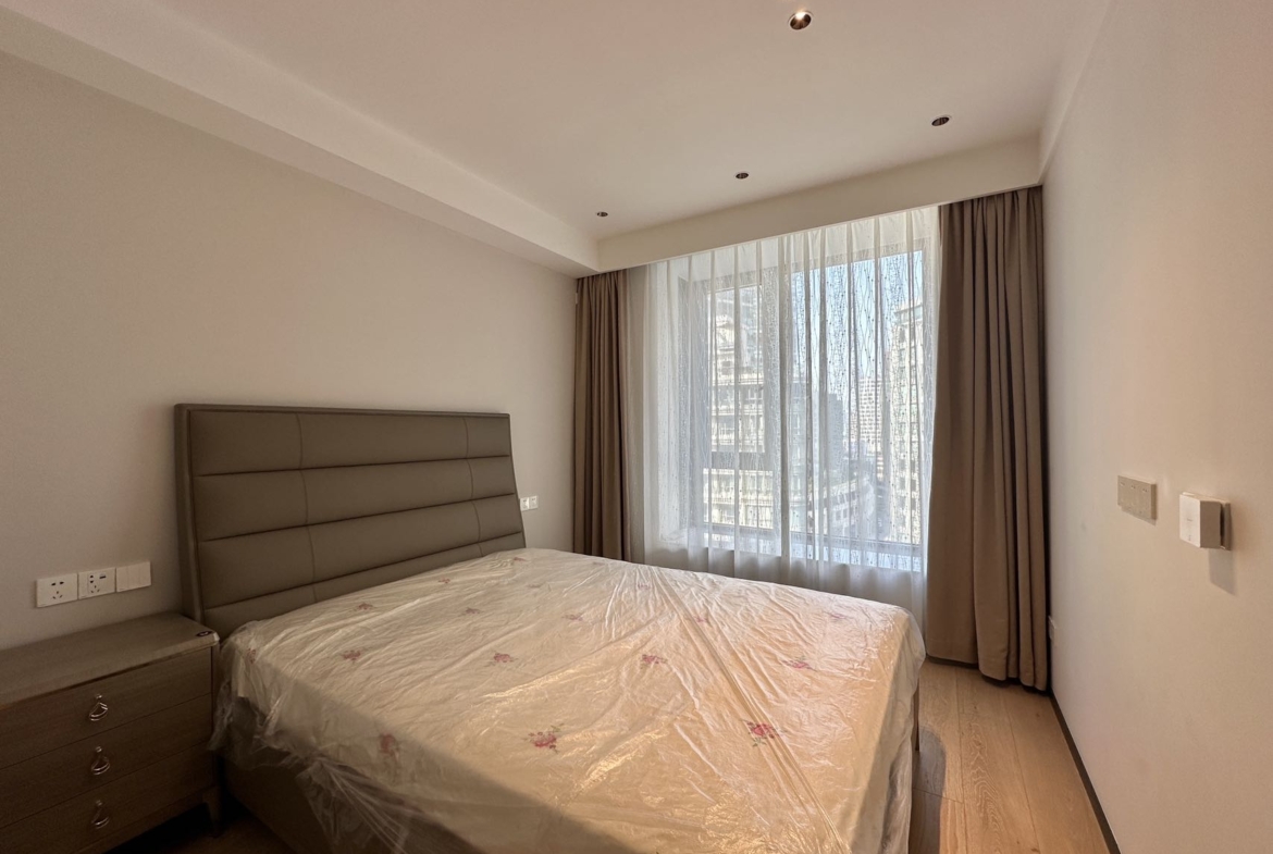 Building king unit at Top of City with 2M RMB renovation. 224 sqm, 4 beds + maid's, lake view balcony, one-unit-per-floor elevator, underground parking. 45,000 RMB/month.