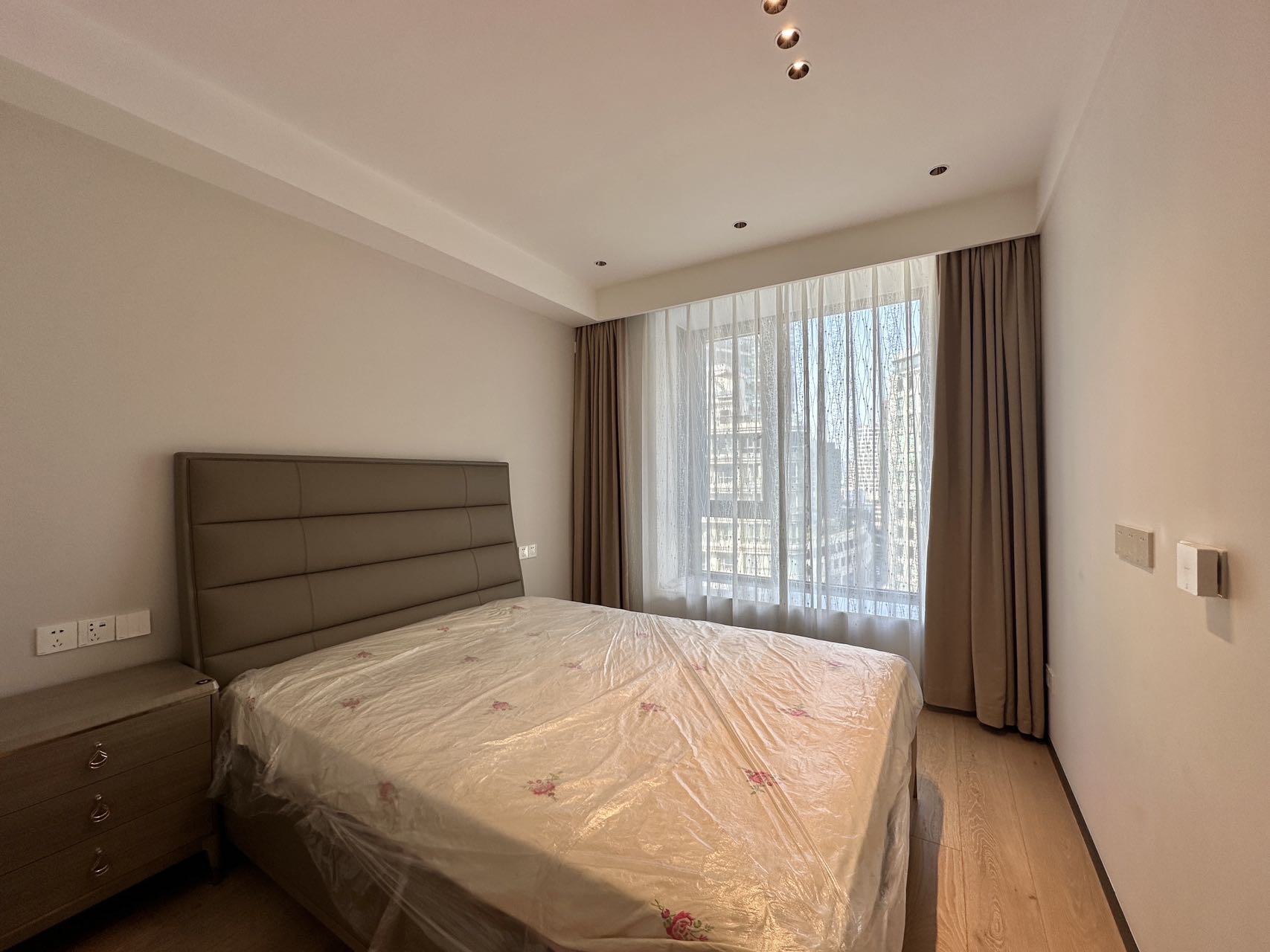 top-of-city-jingan-224-sqm-4-bed-3-bath-maids-room-floor-heating-parking-shanghai-rentals (8) Building king unit at Top of City with 2M RMB renovation. 224 sqm, 4 beds + maid's, lake view balcony, one-unit-per-floor elevator, underground parking. 45,000 RMB/month.