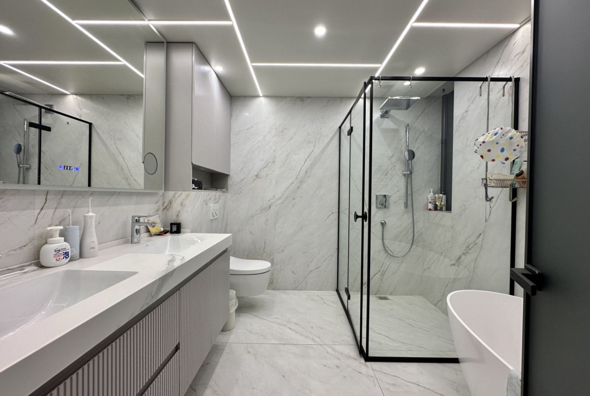 Building king unit at Top of City with 2M RMB renovation. 224 sqm, 4 beds + maid's, lake view balcony, one-unit-per-floor elevator, underground parking. 45,000 RMB/month.