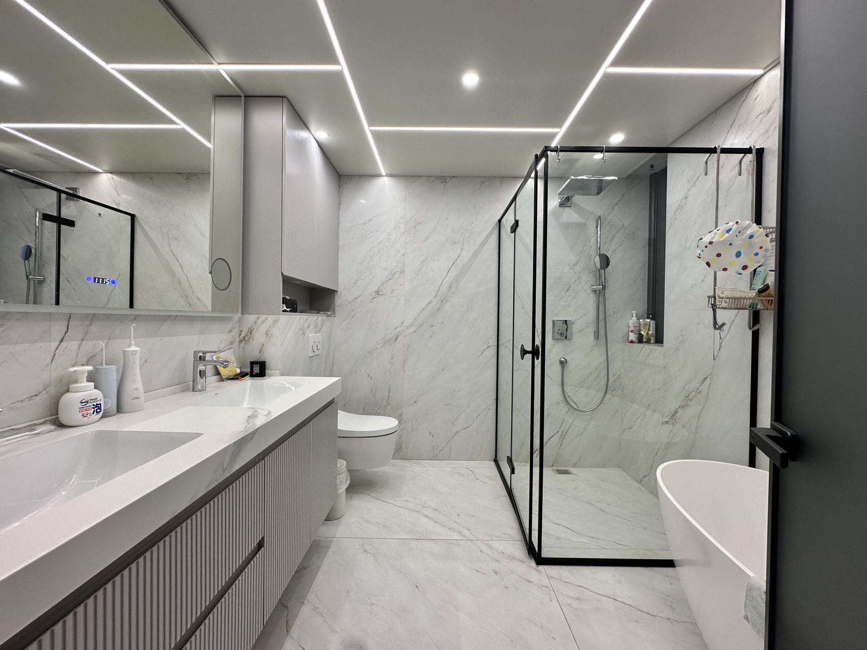 top-of-city-jingan-224-sqm-4-bed-3-bath-maids-room-floor-heating-parking-shanghai-rentals (9) Building king unit at Top of City with 2M RMB renovation. 224 sqm, 4 beds + maid's, lake view balcony, one-unit-per-floor elevator, underground parking. 45,000 RMB/month.
