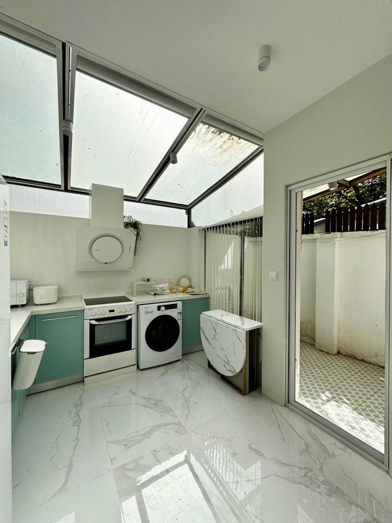 wukang-road-lane-house-ffc-70-sqm-1-bed-2-bath-floor-heating-shanghai-rentals (2) Rare unit on Wukang Road near Anfu Road. 70 sqm, 1 bed, 2 baths, underfloor heating, outdoor space, high-end appliances. 11,000 RMB/month.