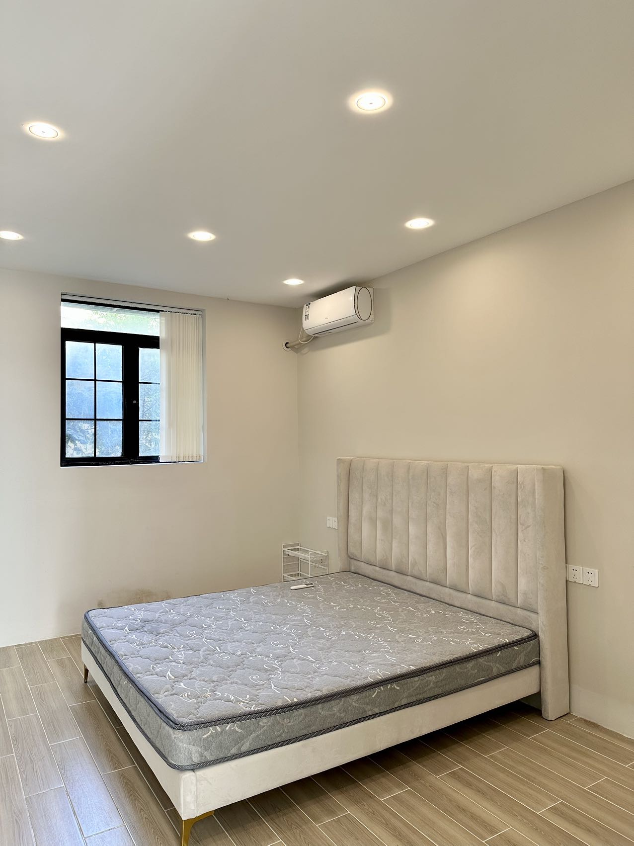 wukang-road-lane-house-ffc-70-sqm-1-bed-2-bath-floor-heating-shanghai-rentals (6) Rare unit on Wukang Road near Anfu Road. 70 sqm, 1 bed, 2 baths, underfloor heating, outdoor space, high-end appliances. 11,000 RMB/month.