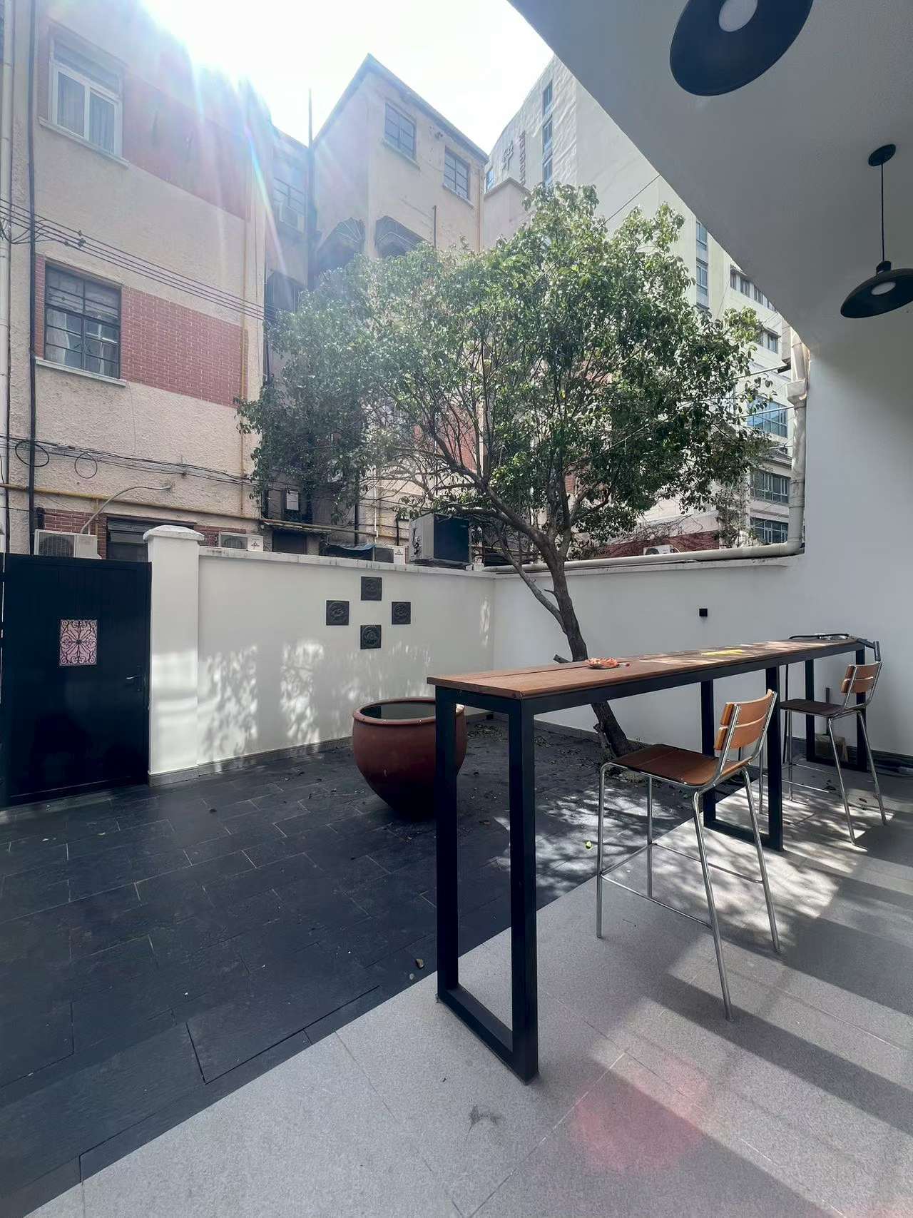 wulumuqi-road-lane-house-100-sqm-1-bed-1-bath-garden-live-work-shanghai-rentals (6) Ground floor lane house on North Urumqi Road with private garden. 100 sqm, 1 bed, 1 bath, 30 sqm garden. Live or work. 22,000 RMB/month.