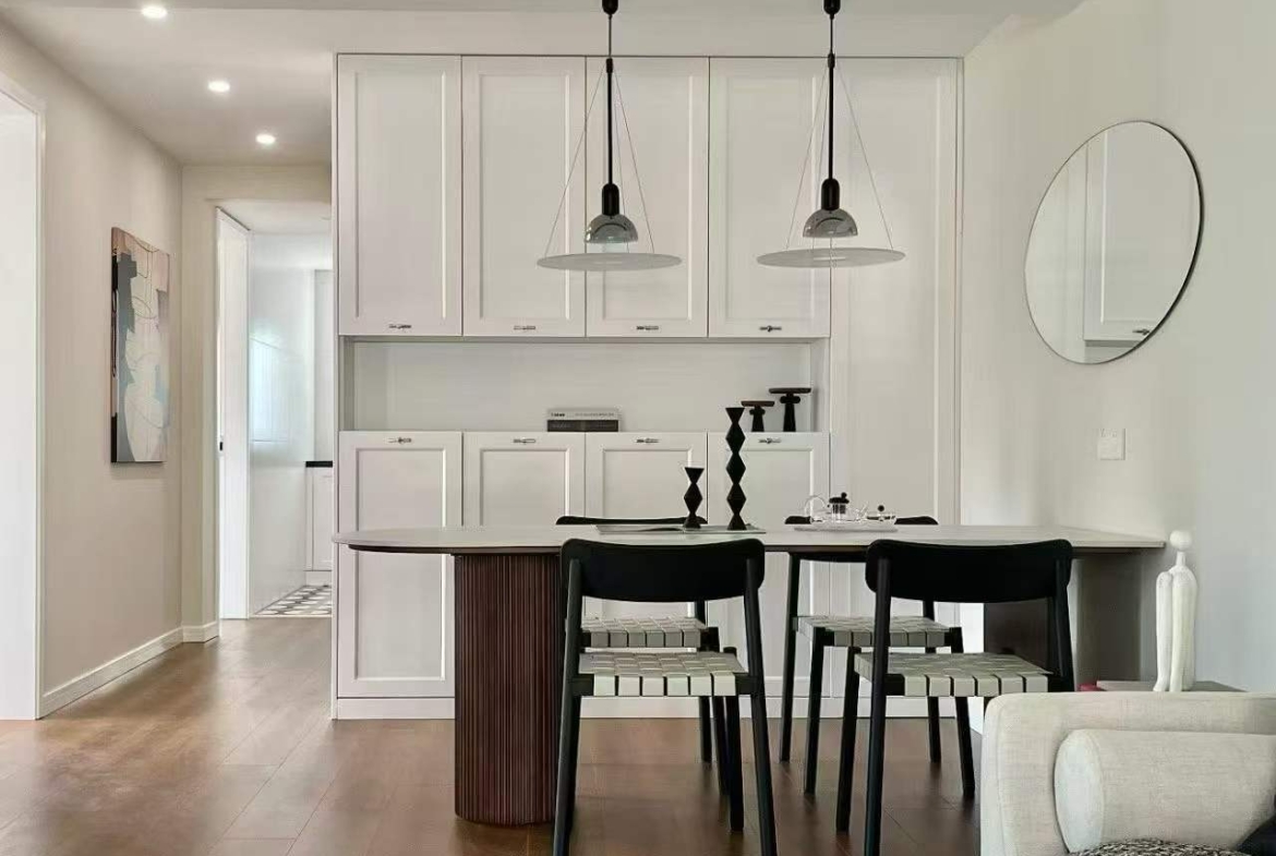 3-bed, 2-bath unit at Xin Fu Kang Li on XinZha Road, Jing'an. 129 sqm, underfloor heating, central AC. Near West Nanjing Road and Suzhou Creek. 23,800 RMB/month.