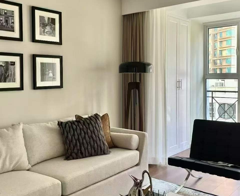 3-bed, 2-bath unit at Xin Fu Kang Li on XinZha Road, Jing'an. 129 sqm, underfloor heating, central AC. Near West Nanjing Road and Suzhou Creek. 23,800 RMB/month.