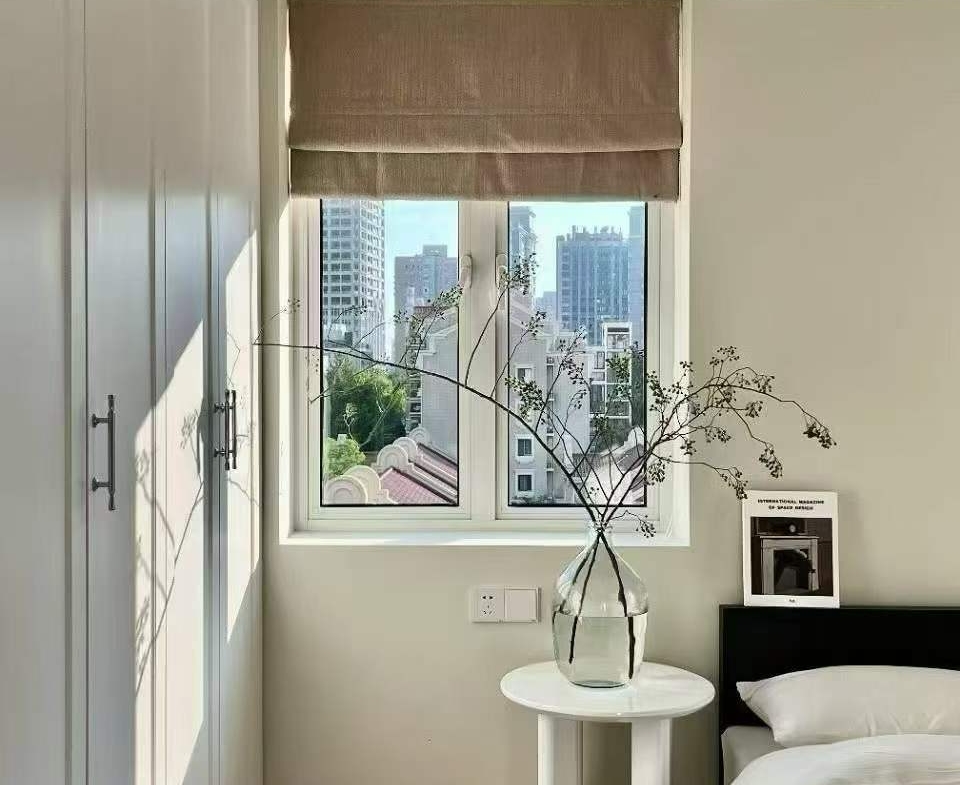 3-bed, 2-bath unit at Xin Fu Kang Li on XinZha Road, Jing'an. 129 sqm, underfloor heating, central AC. Near West Nanjing Road and Suzhou Creek. 23,800 RMB/month.