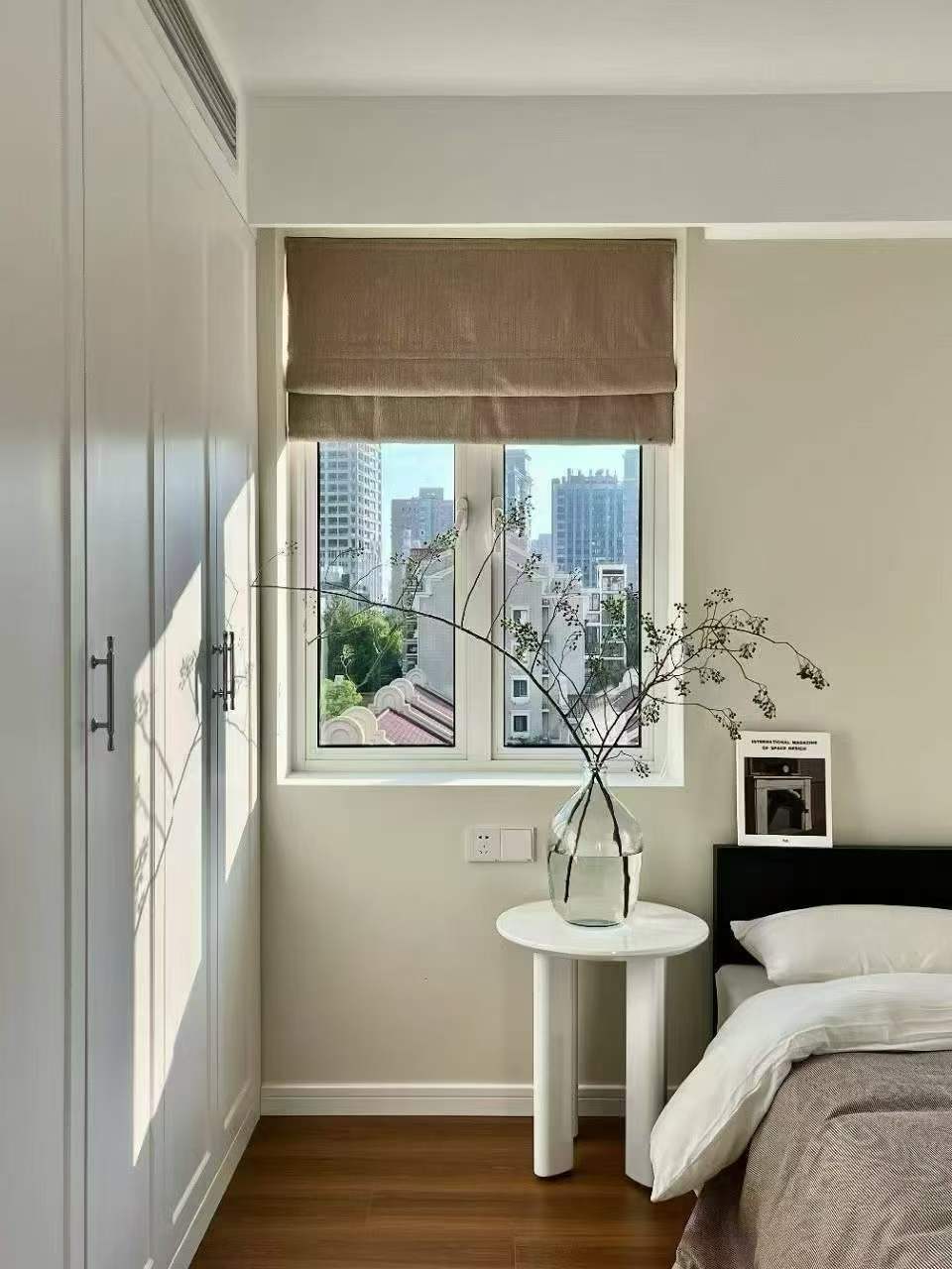 xin-fu-kang-li-jingan-129-sqm-3-bed-2-bath-floor-heating-prime-location-shanghai-rentals (3) 3-bed, 2-bath unit at Xin Fu Kang Li on XinZha Road, Jing'an. 129 sqm, underfloor heating, central AC. Near West Nanjing Road and Suzhou Creek. 23,800 RMB/month.