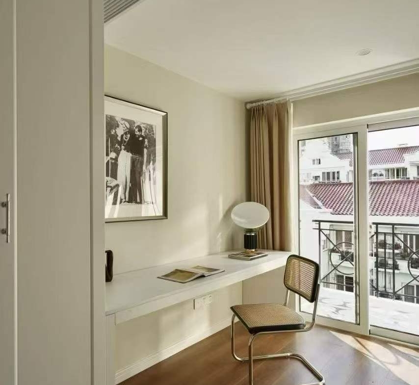 3-bed, 2-bath unit at Xin Fu Kang Li on XinZha Road, Jing'an. 129 sqm, underfloor heating, central AC. Near West Nanjing Road and Suzhou Creek. 23,800 RMB/month.