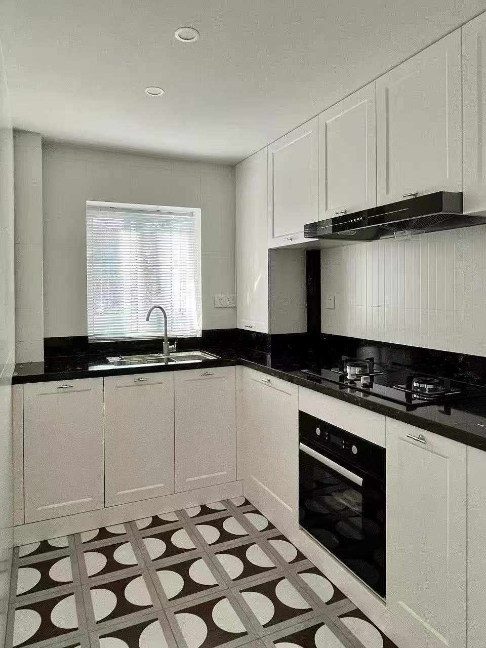 xin-fu-kang-li-jingan-129-sqm-3-bed-2-bath-floor-heating-prime-location-shanghai-rentals (6) 3-bed, 2-bath unit at Xin Fu Kang Li on XinZha Road, Jing'an. 129 sqm, underfloor heating, central AC. Near West Nanjing Road and Suzhou Creek. 23,800 RMB/month.