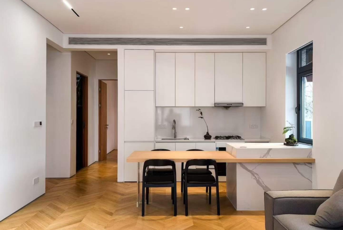 Heritage lane house on Yuyuan Road near Jing'an Temple. 3 beds, 2 baths, underfloor heating, central AC, storage room. 1927 building, 2024 restoration. 26,000 RMB/month.