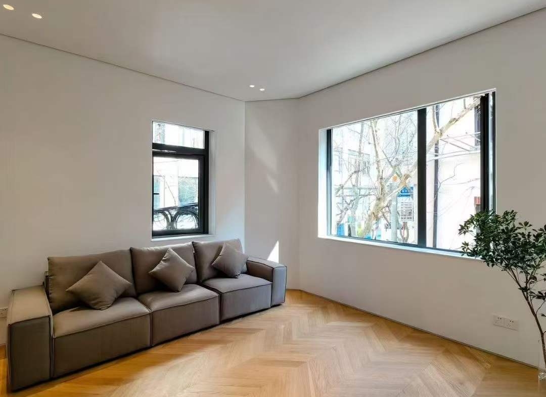 Heritage lane house on Yuyuan Road near Jing'an Temple. 3 beds, 2 baths, underfloor heating, central AC, storage room. 1927 building, 2024 restoration. 26,000 RMB/month.