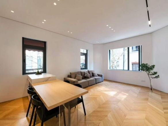 Heritage lane house on Yuyuan Road near Jing'an Temple. 3 beds, 2 baths, underfloor heating, central AC, storage room. 1927 building, 2024 restoration. 26,000 RMB/month.