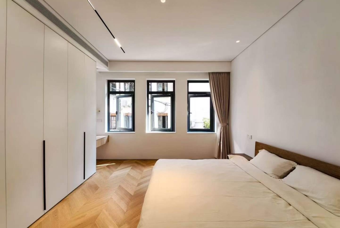 Heritage lane house on Yuyuan Road near Jing'an Temple. 3 beds, 2 baths, underfloor heating, central AC, storage room. 1927 building, 2024 restoration. 26,000 RMB/month.
