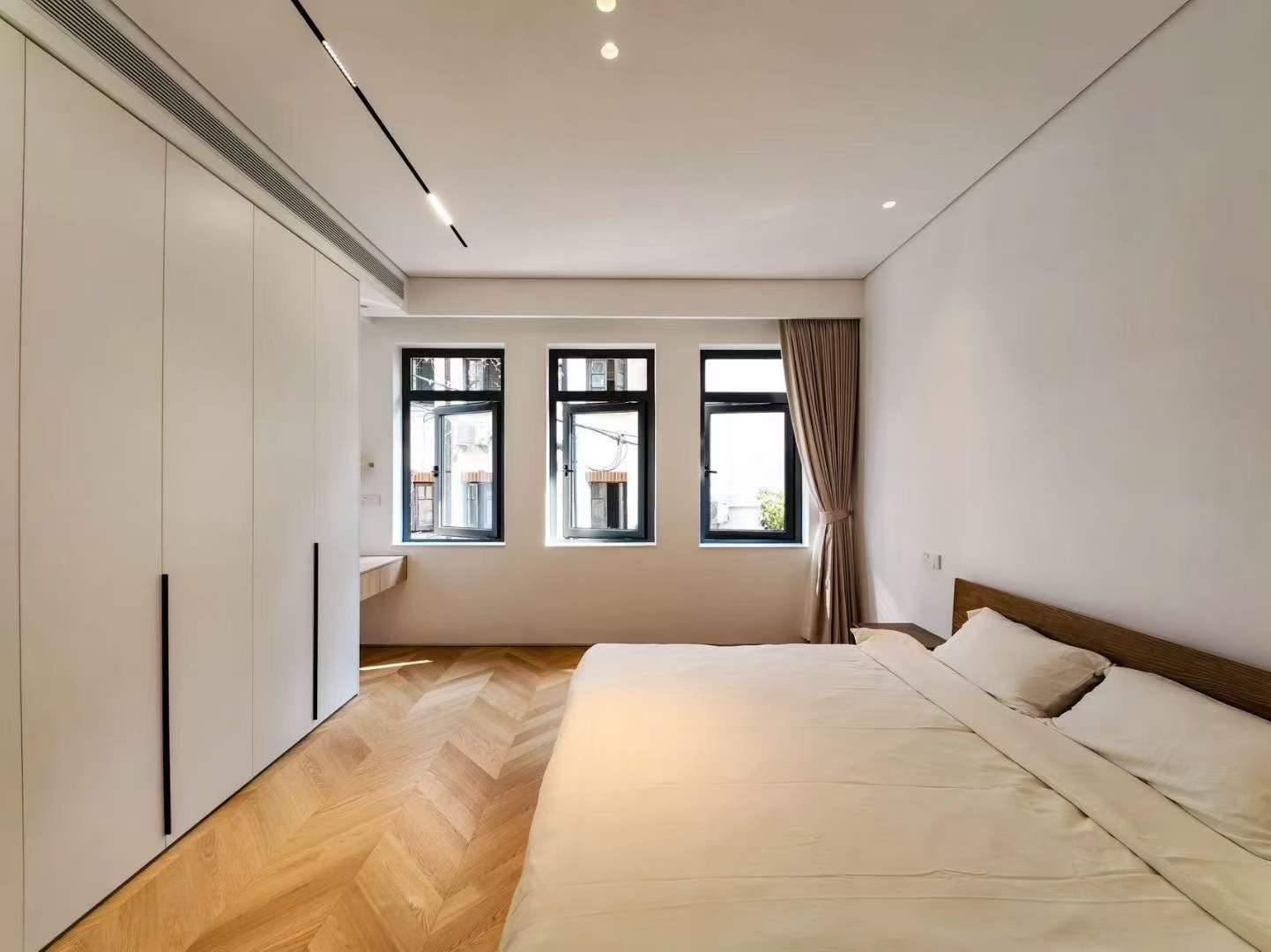 yuyuan-road-lane-house-jingan-3-bed-2-bath-floor-heating-shanghai-rentals (4) Heritage lane house on Yuyuan Road near Jing'an Temple. 3 beds, 2 baths, underfloor heating, central AC, storage room. 1927 building, 2024 restoration. 26,000 RMB/month.
