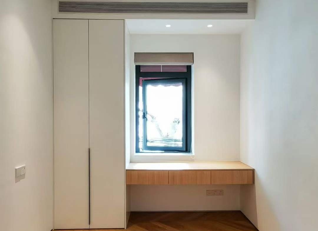 Heritage lane house on Yuyuan Road near Jing'an Temple. 3 beds, 2 baths, underfloor heating, central AC, storage room. 1927 building, 2024 restoration. 26,000 RMB/month.