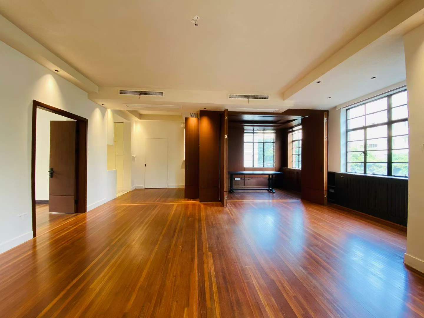 Heritage apartment at 69 North Urumqi Road, built 1935. 180 sqm, 3+1 beds, large balcony, central AC, elevator. Near Jing'an Temple Station. 38,000 RMB/month.