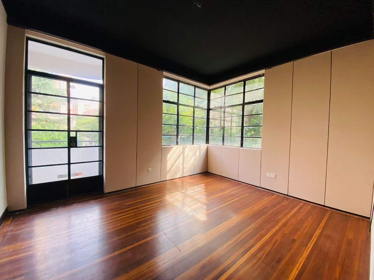 Wulumuqi-Road-Heritage-Apartment-Jingan-4-bed-2-bath-balcony-shanghai-rentals (2) Heritage apartment at 69 North Urumqi Road, built 1935. 180 sqm, 3+1 beds, large balcony, central AC, elevator. Near Jing'an Temple Station. 38,000 RMB/month.