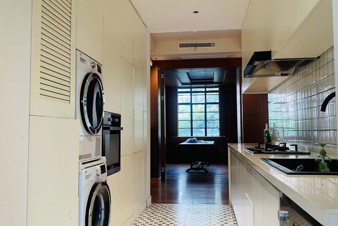 Heritage apartment at 69 North Urumqi Road, built 1935. 180 sqm, 3+1 beds, large balcony, central AC, elevator. Near Jing'an Temple Station. 38,000 RMB/month.