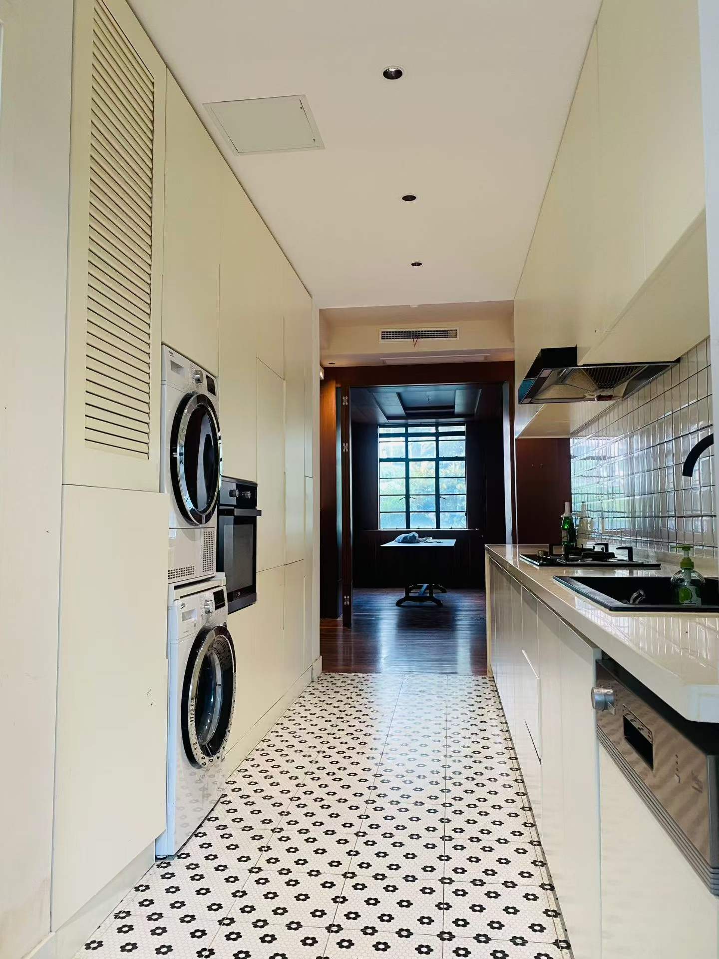 Wulumuqi-Road-Heritage-Apartment-Jingan-4-bed-2-bath-balcony-shanghai-rentals (3) Heritage apartment at 69 North Urumqi Road, built 1935. 180 sqm, 3+1 beds, large balcony, central AC, elevator. Near Jing'an Temple Station. 38,000 RMB/month.