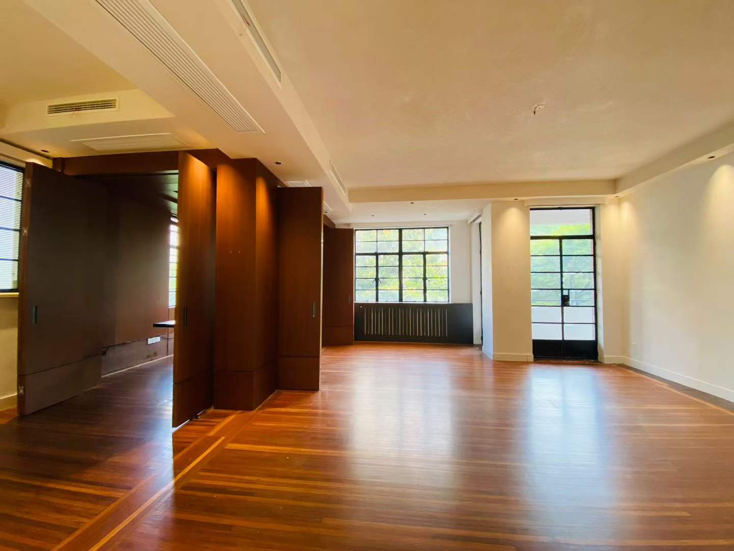 Wulumuqi-Road-Heritage-Apartment-Jingan-4-bed-2-bath-balcony-shanghai-rentals (4) Heritage apartment at 69 North Urumqi Road, built 1935. 180 sqm, 3+1 beds, large balcony, central AC, elevator. Near Jing'an Temple Station. 38,000 RMB/month.