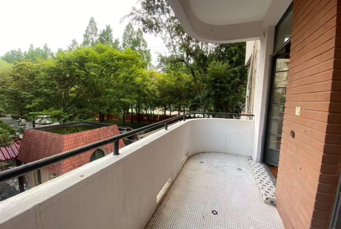 Heritage apartment at 69 North Urumqi Road, built 1935. 180 sqm, 3+1 beds, large balcony, central AC, elevator. Near Jing'an Temple Station. 38,000 RMB/month.