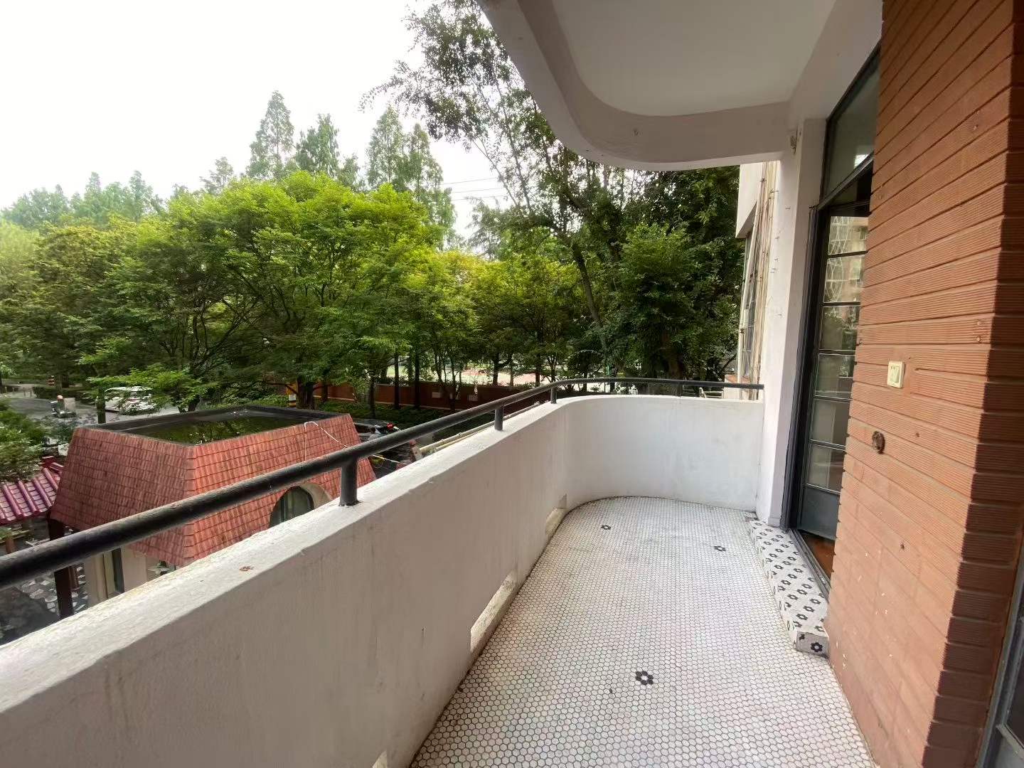 Wulumuqi-Road-Heritage-Apartment-Jingan-4-bed-2-bath-balcony-shanghai-rentals (5) Heritage apartment at 69 North Urumqi Road, built 1935. 180 sqm, 3+1 beds, large balcony, central AC, elevator. Near Jing'an Temple Station. 38,000 RMB/month.