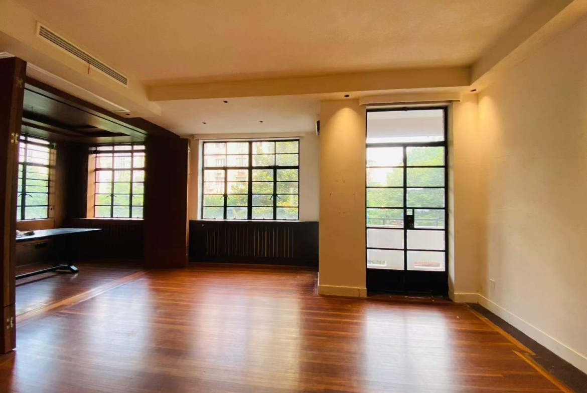 Heritage apartment at 69 North Urumqi Road, built 1935. 180 sqm, 3+1 beds, large balcony, central AC, elevator. Near Jing'an Temple Station. 38,000 RMB/month.