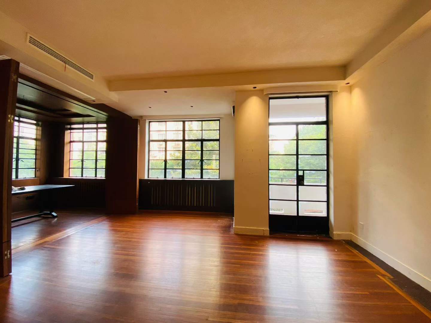 Wulumuqi-Road-Heritage-Apartment-Jingan-4-bed-2-bath-balcony-shanghai-rentals (6) Heritage apartment at 69 North Urumqi Road, built 1935. 180 sqm, 3+1 beds, large balcony, central AC, elevator. Near Jing'an Temple Station. 38,000 RMB/month.