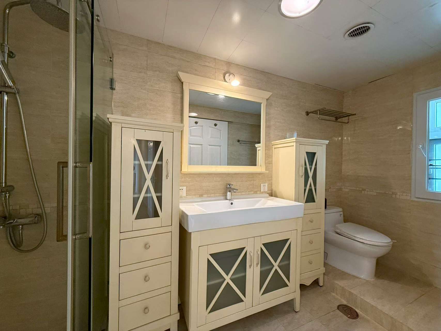 2-bed, 2-bath unit at Ambassy Court on Huaihai Road. 123 sqm, southeast facing, large balcony, underfloor heating, clubhouse with pools and gym. 25,000 RMB/month.