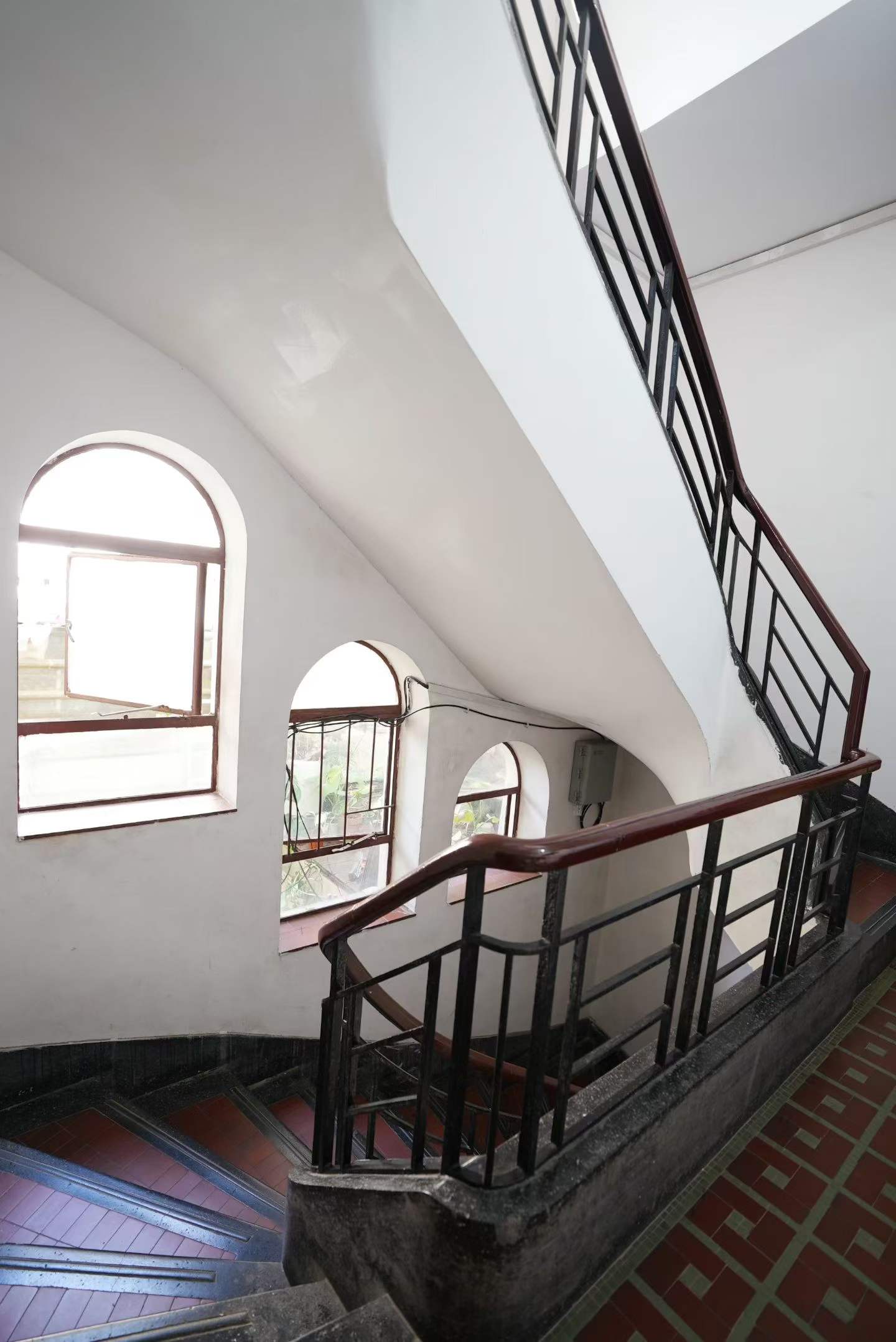 2+1 bedroom unit on Dechang Road in Xuhui, near Former French Concession. 120 sqm, 2nd floor walk-up, school catchment. 18,000 RMB/month or 17M sale.