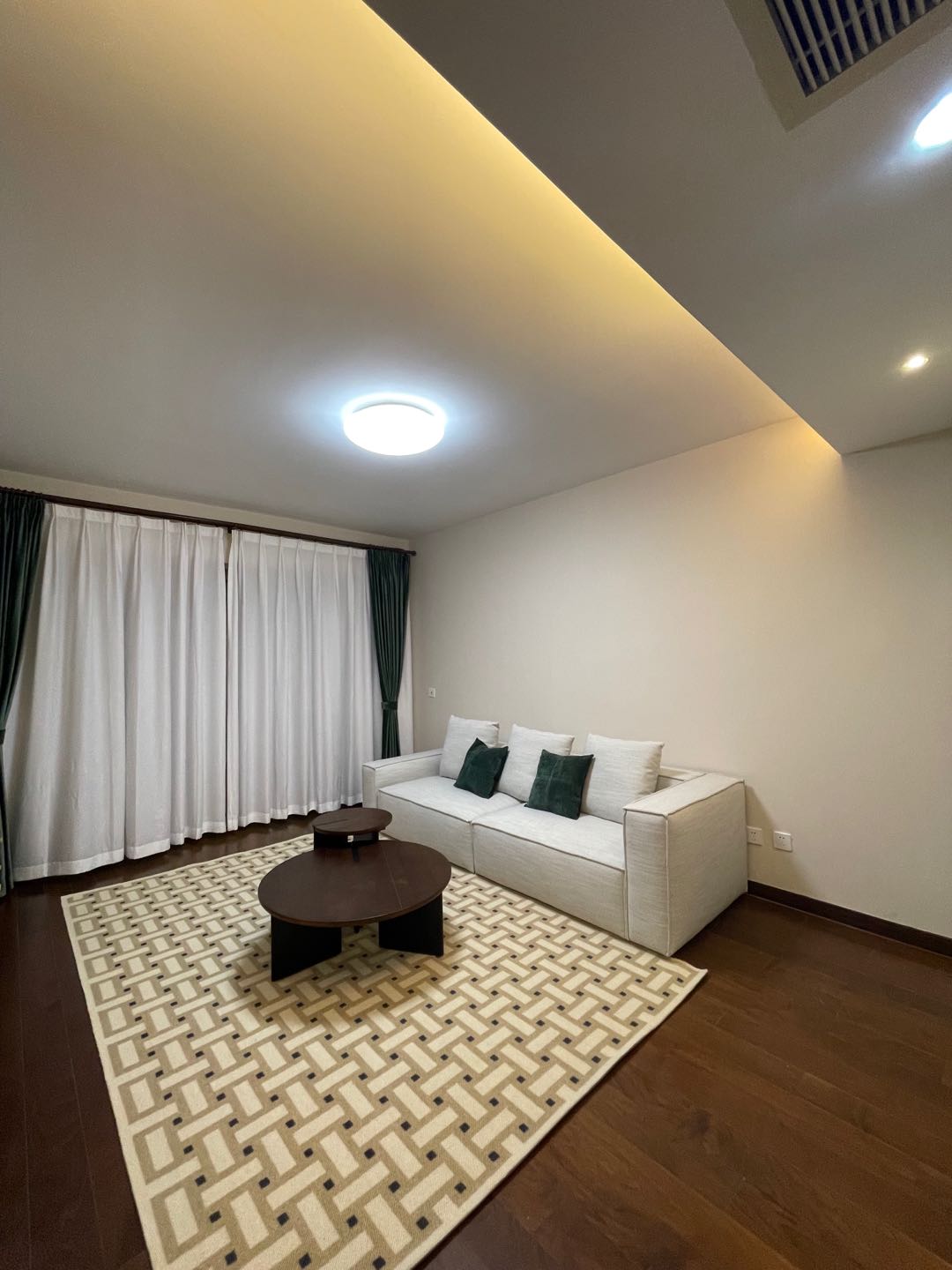 High-floor 2-bed, 2-bath unit at Eight Park Avenue Phase 2. 117 sqm, upgraded imported furniture, clubhouse with 50m pool. Parking available. 21,500 RMB/month.