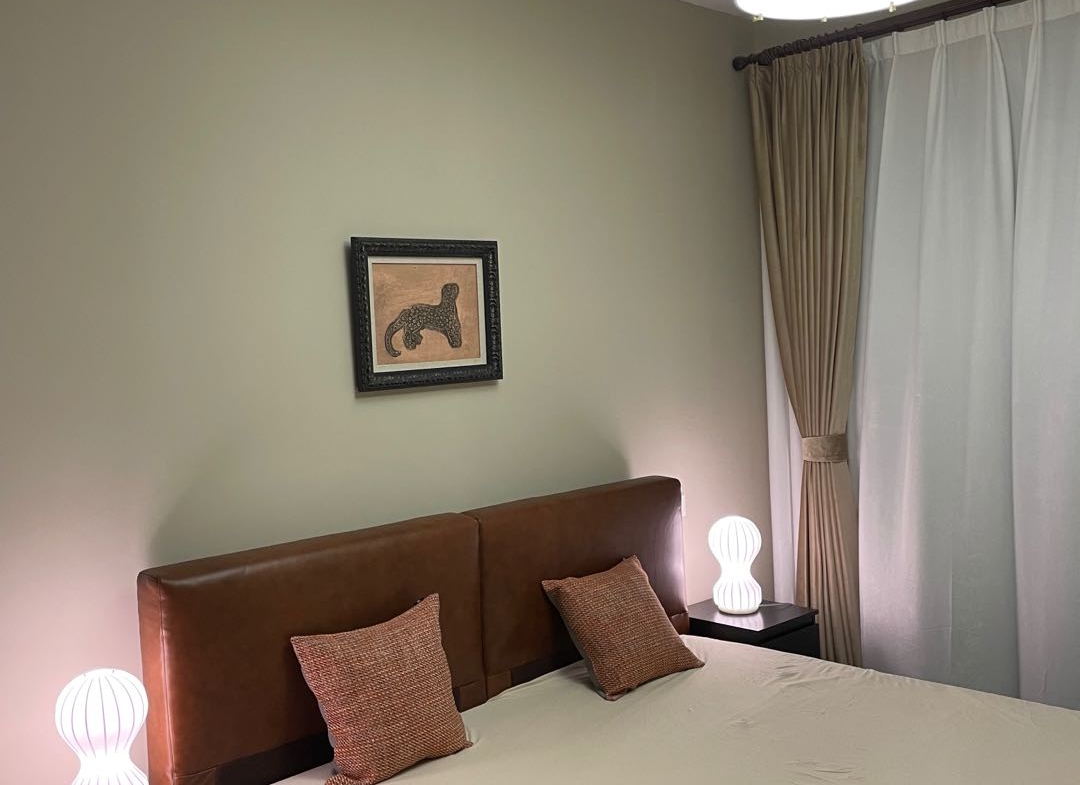 High-floor 2-bed, 2-bath unit at Eight Park Avenue Phase 2. 117 sqm, upgraded imported furniture, clubhouse with 50m pool. Parking available. 21,500 RMB/month.