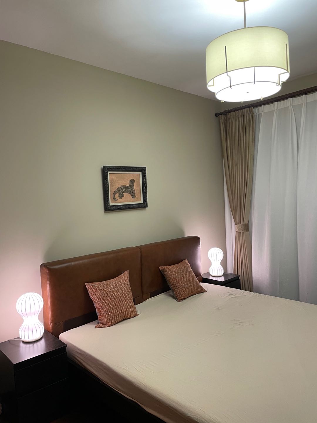 High-floor 2-bed, 2-bath unit at Eight Park Avenue Phase 2. 117 sqm, upgraded imported furniture, clubhouse with 50m pool. Parking available. 21,500 RMB/month.