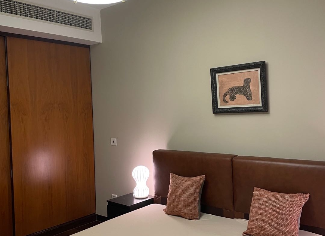 High-floor 2-bed, 2-bath unit at Eight Park Avenue Phase 2. 117 sqm, upgraded imported furniture, clubhouse with 50m pool. Parking available. 21,500 RMB/month.