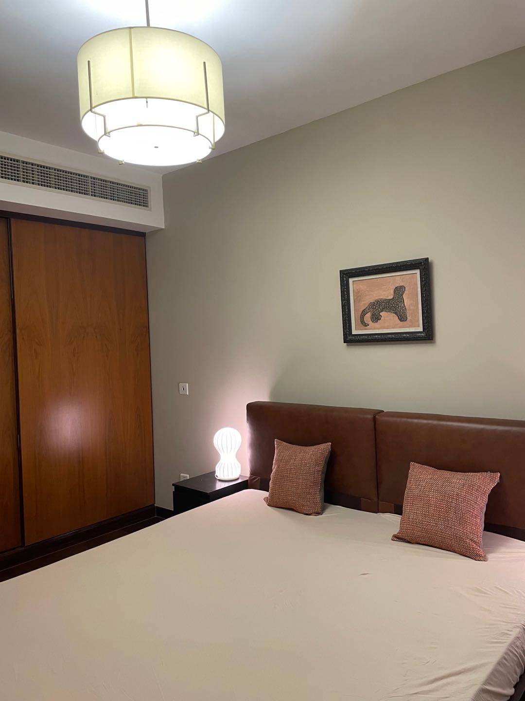 High-floor 2-bed, 2-bath unit at Eight Park Avenue Phase 2. 117 sqm, upgraded imported furniture, clubhouse with 50m pool. Parking available. 21,500 RMB/month.