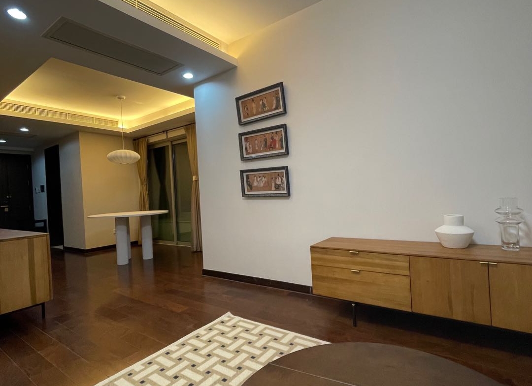 High-floor 2-bed, 2-bath unit at Eight Park Avenue Phase 2. 117 sqm, upgraded imported furniture, clubhouse with 50m pool. Parking available. 21,500 RMB/month.