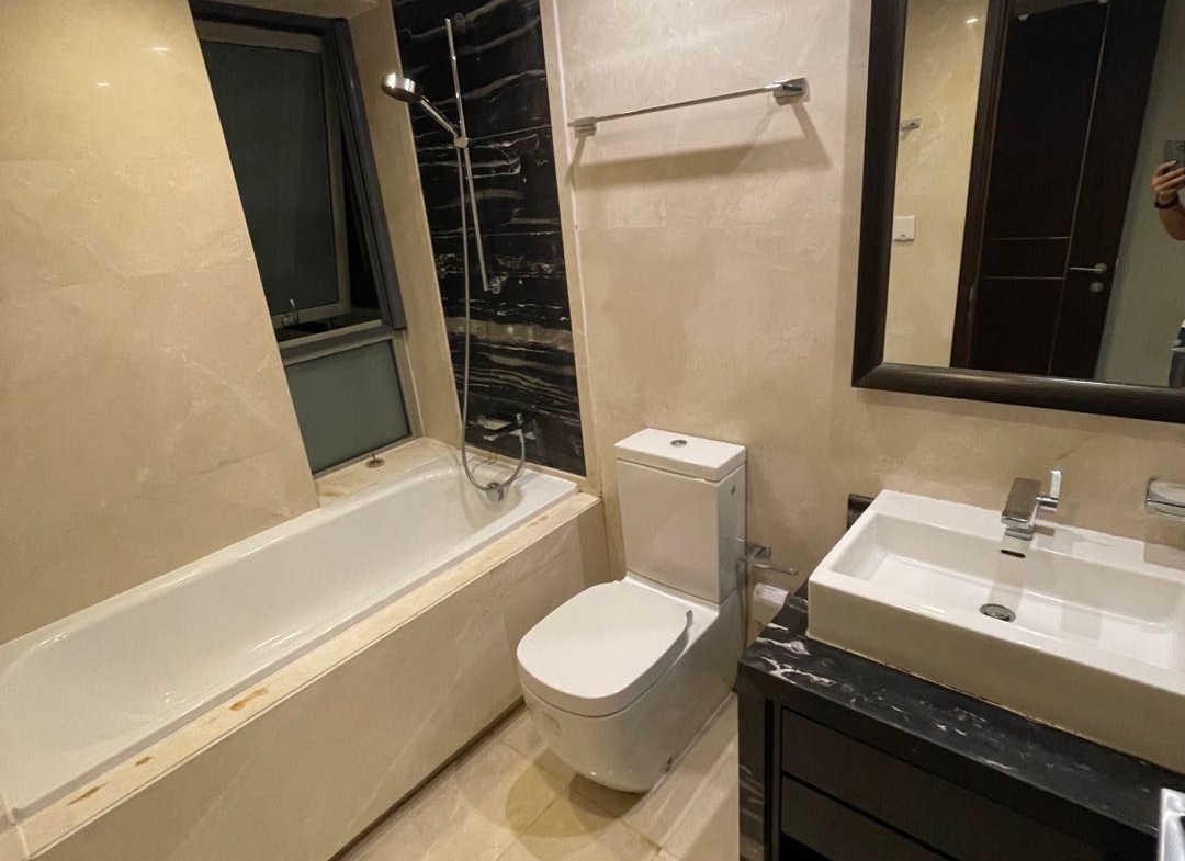 High-floor 2-bed, 2-bath unit at Eight Park Avenue Phase 2. 117 sqm, upgraded imported furniture, clubhouse with 50m pool. Parking available. 21,500 RMB/month.