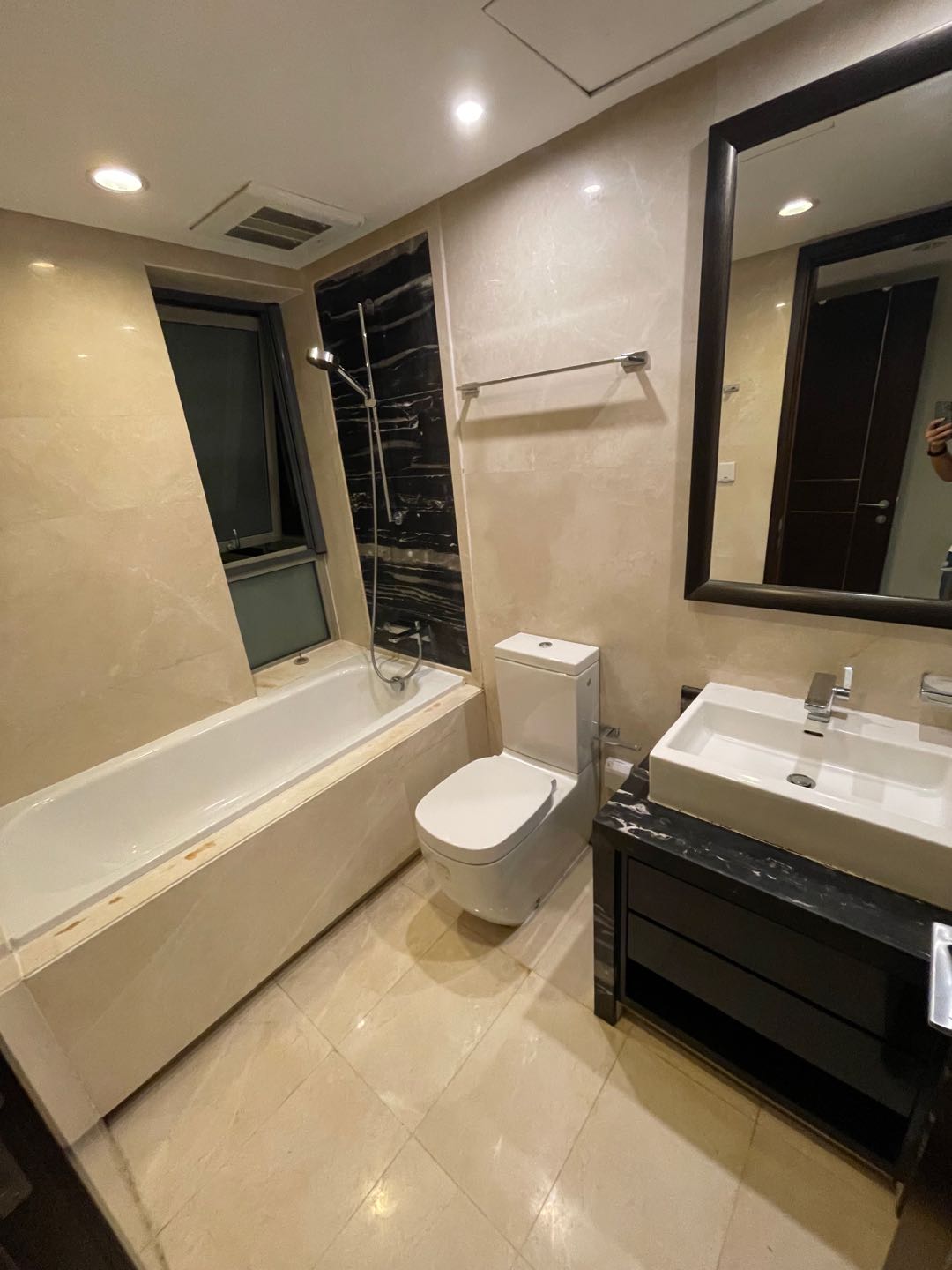 High-floor 2-bed, 2-bath unit at Eight Park Avenue Phase 2. 117 sqm, upgraded imported furniture, clubhouse with 50m pool. Parking available. 21,500 RMB/month.