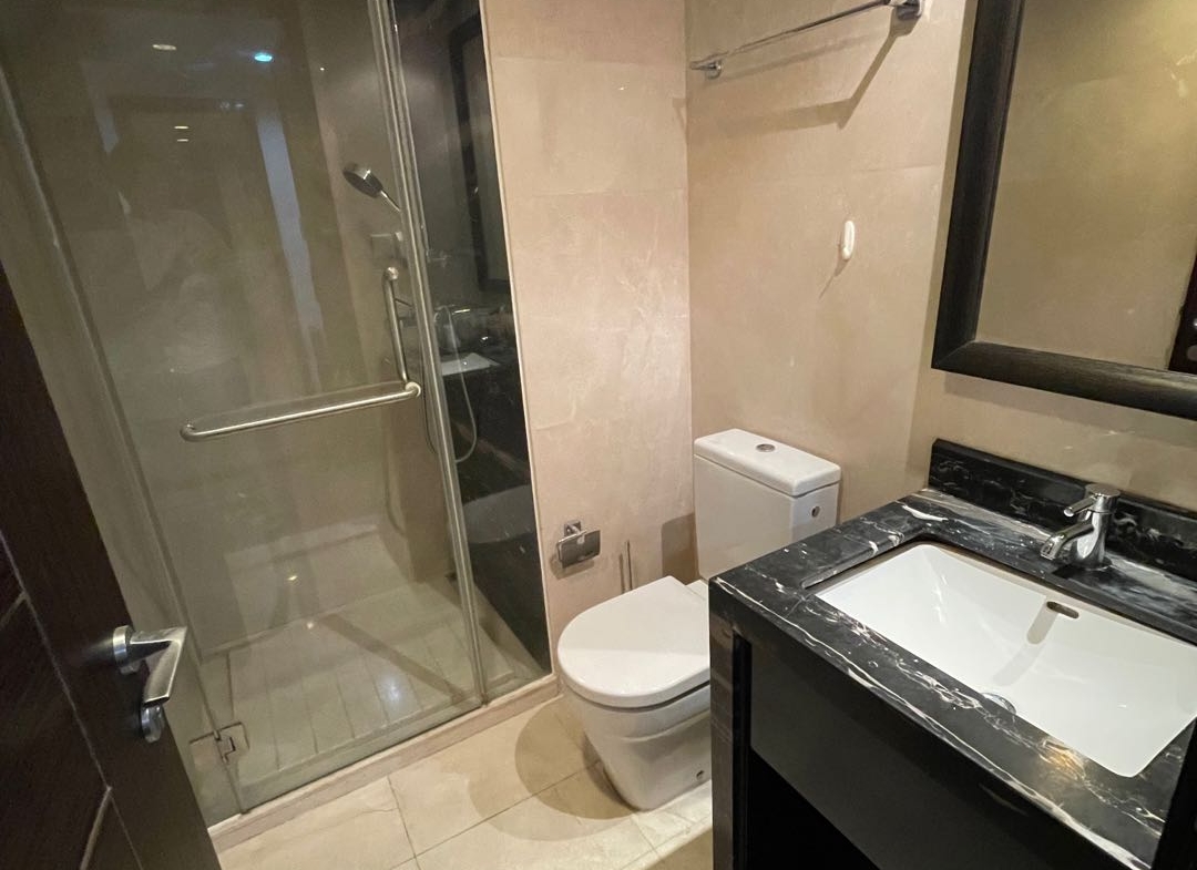 High-floor 2-bed, 2-bath unit at Eight Park Avenue Phase 2. 117 sqm, upgraded imported furniture, clubhouse with 50m pool. Parking available. 21,500 RMB/month.