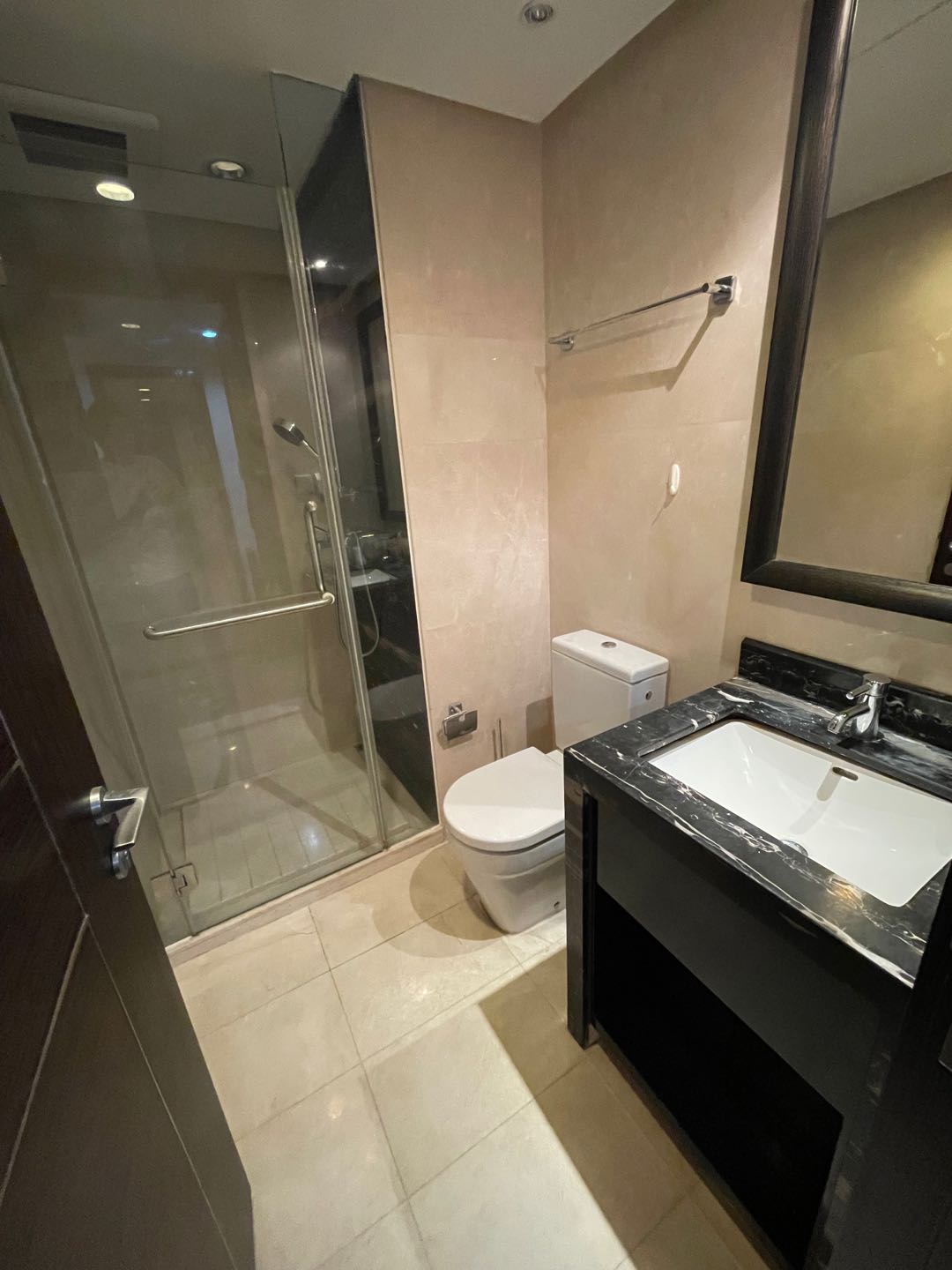 High-floor 2-bed, 2-bath unit at Eight Park Avenue Phase 2. 117 sqm, upgraded imported furniture, clubhouse with 50m pool. Parking available. 21,500 RMB/month.